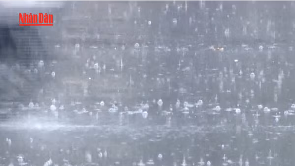 [Video] Sau mưa dông, Hà Nội nắng nóng nhiều ngày