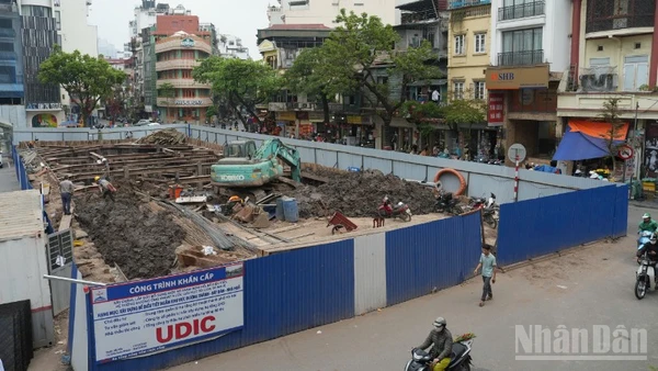 Khu vực phía trước chợ Hàng Da được rào chắn để thi công bể điều tiết ngầm.