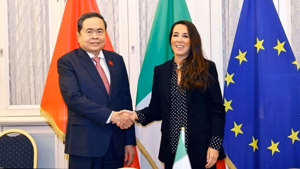 Chủ tịch Quốc hội Trần Thanh Mẫn gặp Phó Chủ tịch Thượng viện Italy Licia Ronzulli. (Ảnh: TTXVN)