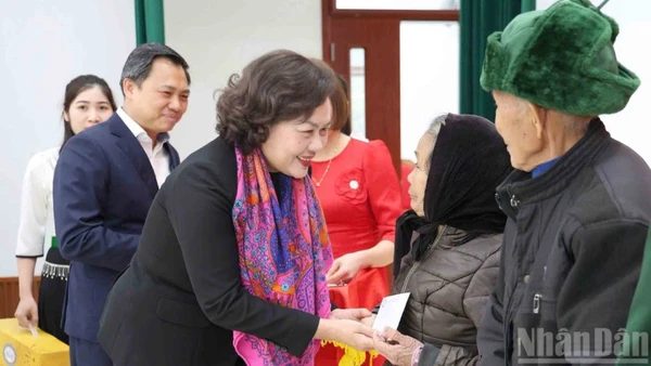 Đồng chí Nguyễn Thị Hồng, Ủy viên Trung ương Đảng, Thống đốc Ngân hàng Nhà nước Việt Nam tặng quà Tết cho các gia đình chính sách ở Sơn La.