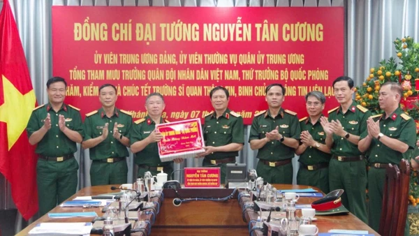 Đại tướng Nguyễn Tân Cương tặng quà và chúc Tết Trường Sĩ quan Thông tin.