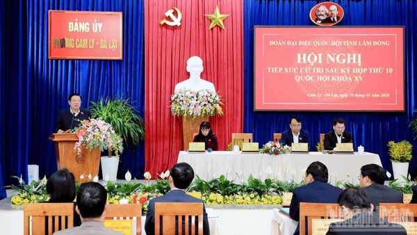 Đồng chí Phan Đình Trạc phát biểu ý kiến tại Hội nghị tiếp xúc cử tri phường Cam Ly-Đà Lạt.