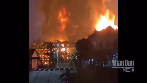 [Video] Hà Nội: Xưởng sơn cháy 2 tiếng chưa tắt, khói lửa đỏ rực một góc trời