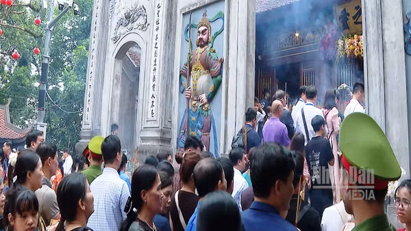 [Video] Đoàn kiều bào tiêu biểu dâng hương tưởng niệm các Vua Hùng