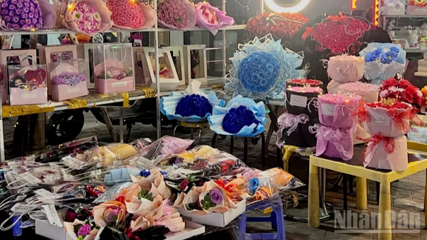 Các mặt hàng quà tặng ngày 8/3 được bày bán rộng khắp các tuyến phố. (Ảnh: YẾN PHƯƠNG )