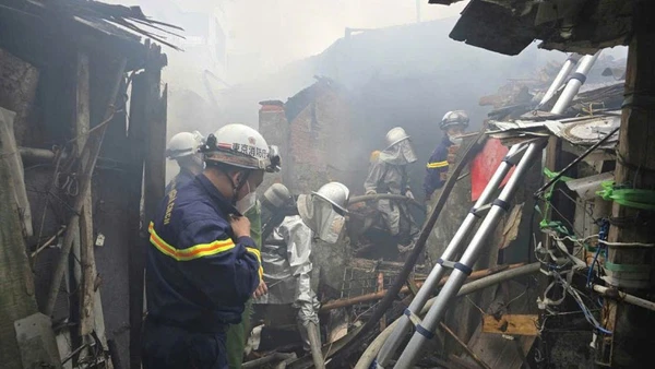 Lực lượng chức năng triển khai dập tàn, ngăn cháy lại.