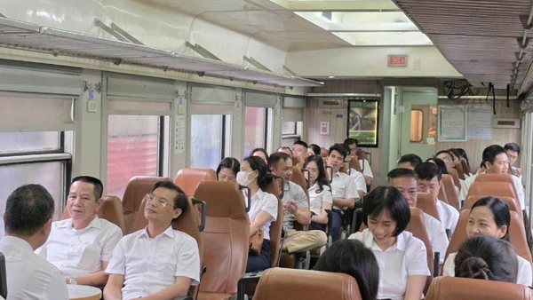 Sáng 22/9, tàu HP15 chính thức vận hành đưa đón gần 200 cán bộ Hải Phòng đi làm.
