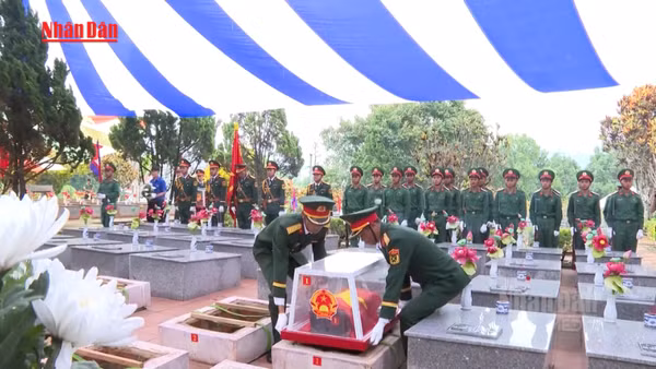 [Video] Truy điệu và an táng hài cốt 16 liệt sĩ quân tình nguyện 
