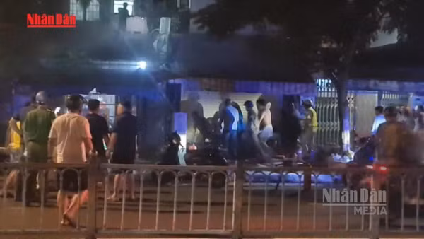 [Video] Cứu thoát 6 người trong vụ cháy nhà giữa đêm 