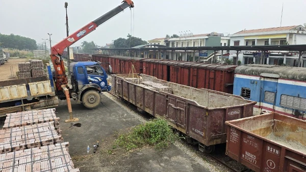 Tổng công ty Đường sắt Việt Nam tổ chức vận chuyển miễn phí 1 triệu viên gạch từ miền bắc vào miền trung, phục vụ việc xây dựng và sửa chữa nhà cho người dân bị ảnh hưởng mưa lũ.