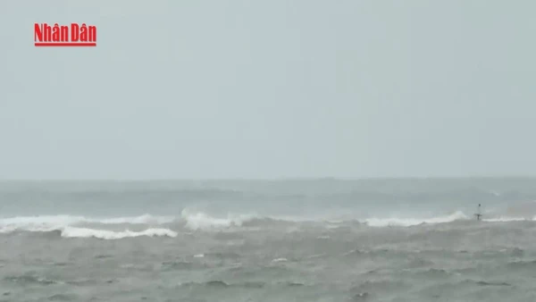 [Video] Tin bão gần Biển Đông (Fung-Wong)