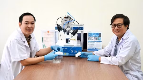 Phó Giáo sư, Tiến sĩ Nguyễn Ngọc Đỉnh (bên phải) – Đồng chủ nhiệm dự án VINIF - 2020.DA07 và Phó Giáo sư, Tiến sĩ Đỗ Xuân Hai (trái) – Thành viên chính của dự án.