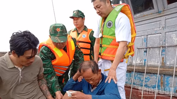 Ông Trần Thanh Hồ đang được lực lượng cứu nạn đưa về đất liền để kịp thời điều trị.