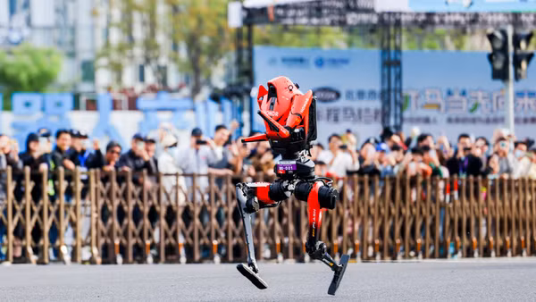 Một "vận động viên" robot hình người trên đường chạy. (Ảnh: Ban tổ chức)