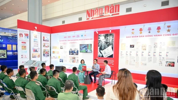 Lễ giới thiệu cuốn sách “Những bài viết về văn hóa, báo chí của Bác Hồ trên Báo Nhân Dân” tại Hội báo Toàn quốc 2025. (Ảnh: THẾ ĐẠI)