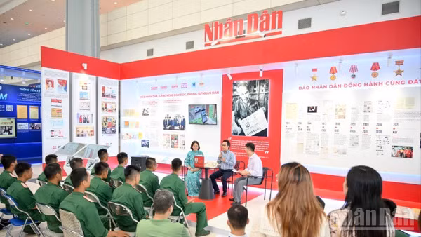 Lễ giới thiệu cuốn sách “Những bài viết về văn hóa, báo chí của Bác Hồ trên Báo Nhân Dân” tại Hội báo Toàn quốc 2025. (Ảnh: THẾ ĐẠI)