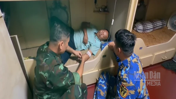 [Video] Tàu 741 kịp thời cấp cứu ngư dân bị đột quỵ tại quần đảo Trường Sa 