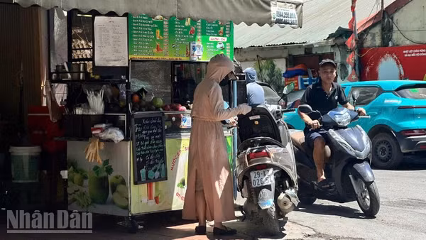 [Video] Người dân Thủ đô xoay sở chống chọi với nắng nóng đỉnh điểm