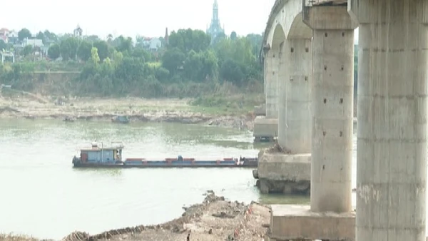 [Video] Trụ cầu sông Lô, Phú Thọ bị hư hỏng nặng