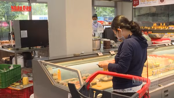 [Video] Hàng nghìn sản phẩm giảm giá tới 50%, kích cầu tiêu dùng mùa hè