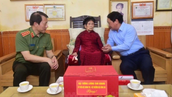 Đại tướng Lương Tam Quang và Bí thư Tỉnh ủy Tuyên Quang Hầu A Lềnh đến thăm Bà Mẹ Việt Nam Anh Hùng Nguyễn Thị Nhớn, phường An Tường, tỉnh Tuyên Quang.