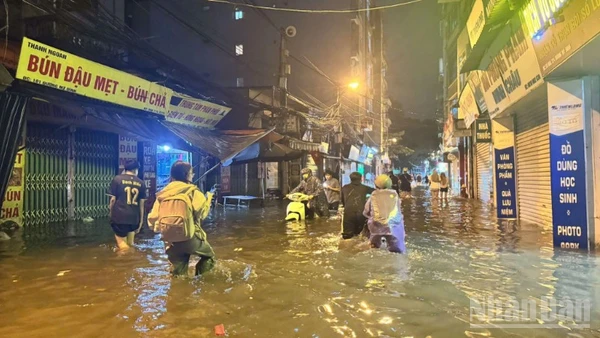 Đêm muộn, nhiều người dân vẫn đang phải lội nước về nhà.