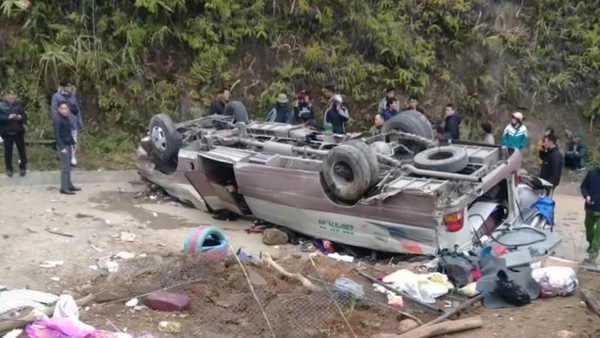 [Video] Khẩn trương cứu nạn vụ lật xe khách tại Lào Cai