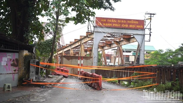 Cấm cầu Long Biên: Hàng dài phương tiện "chôn chân" giữa mưa vì ùn tắc