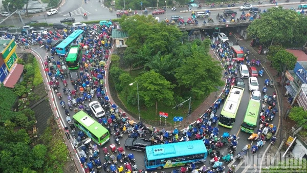 [Video] Cấm một chiều cầu Long Biên, giao thông qua cầu Chương Dương ùn ứ kéo dài