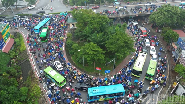 Khu vực quanh cầu Chương Dương thường xuyên xảy ra ùn tắc vào giờ cao điểm 1 tuần qua.