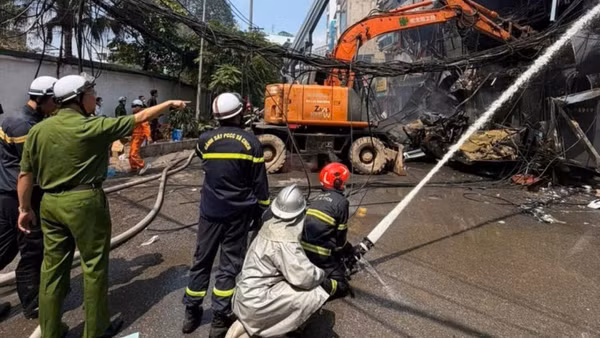 Lực lượng chức năng huy động nhiều phương tiện và cán bộ, chiến sĩ đến thực hiện công tác chữa cháy, tìm kiếm cứu nạn.