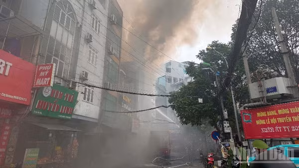 Trưa 11/5, xảy ra cháy tại một quán karaoke trên đường Phú Mỹ, Hà Nội.