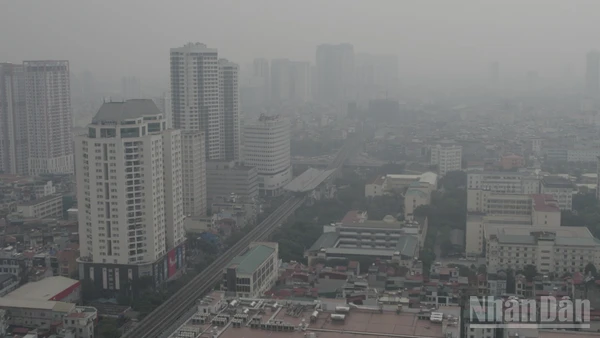 Tình trạng không khí Hà Nội vẫn tiếp tục ở mức rất xấu. (Ảnh: HOÀI AN)