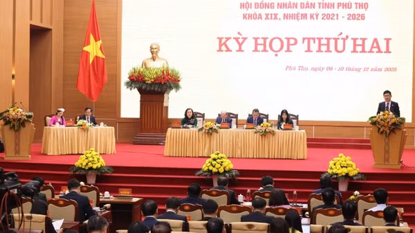 Quang cảnh phiên chất vấn và trả lời chất vấn tại Kỳ họp thứ hai Hội đồng nhân dân tỉnh Phú Thọ. 