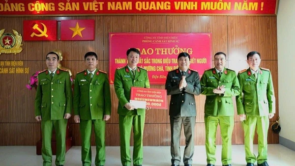 Đại tá Vũ Văn Đấu, Giám đốc Công an tỉnh Điện Biên cùng các đồng chí trong Ban Giám đốc trao thưởng tập thể Phòng Cảnh sát Hình sự đã khẩn trương điều tra vụ án giết người tại Mường Chà.