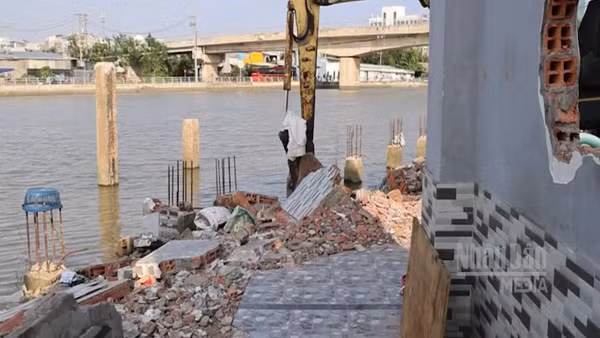 [Video] Sạt lở ven sông ở TP Hồ Chí Minh diễn biến phức tạp