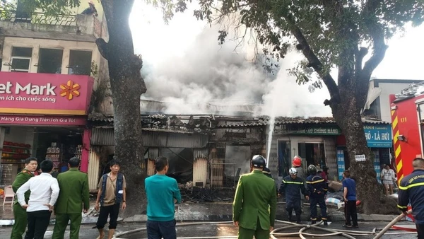 Lực lượng chức năng nhanh chóng có mặt tại hiện trường dập tắt đám cháy.