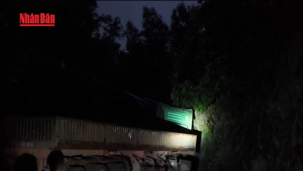 [Video] Quốc lộ 14D đi cửa khẩu quốc tế Nam Giang tắc nghẽn nghiêm trọng 