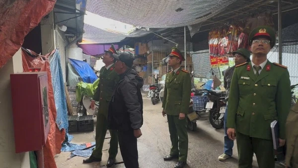 Lực lượng chức năng kiểm tra công tác thực hiện phòng cháy chữa cháy tại chợ dân sinh. (Ảnh: HÀ NHUNG)