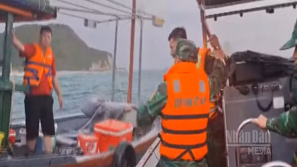 [Video] Bộ đội Biên phòng Quảng Ninh kịp thời cứu 4 ngư dân gặp nạn trên vùng biển Cô Tô
