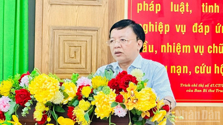 Đồng chí Lê Huyền, Phó Chủ tịch Ủy ban nhân dân tỉnh, Trưởng Ban Chỉ đạo thực tập phương án chữa cháy và cứu nạn, cứu hộ tỉnh Khánh Hòa phát biểu chỉ đạo tại hội nghị. ndo_br_06989da31bf513f7e7e5d6621dcdfa36-1320.jpg