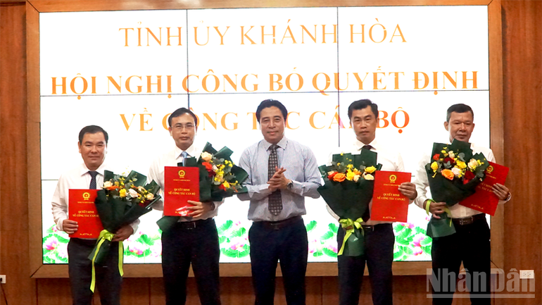 Chairman of Khanh Hoa Provincial People's Committee Nguyen Khac Toan presented decisions on transfer and appointment of officials. ndo_br_image-2-5231.png