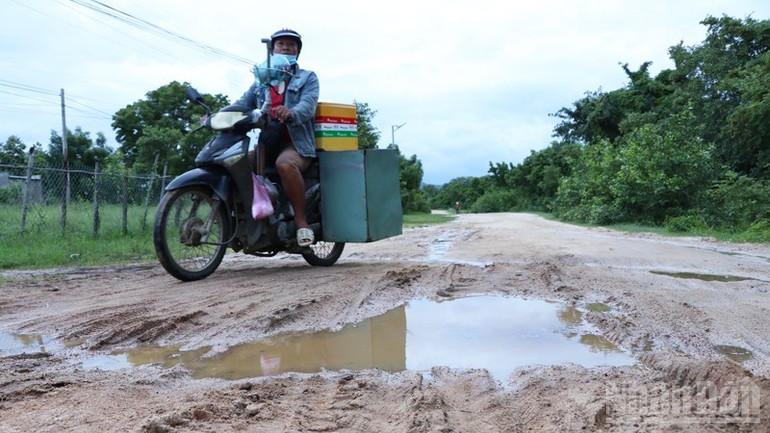 Việc đi lại của người dân thôn Tân Hà, xã Phước Hà, tỉnh Khánh Hòa rất khăn mỗi khi đi trên tuyến đường Tỉnh lộ 709. (Ảnh: NGUYỄN TRUNG) ndo_br_9-6202.jpg