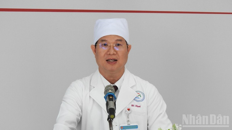 Giám đốc Bệnh viện đa khoa Ninh Thuận (Khánh Hòa) Lê Huy Thạch phát biểu tri ân các nhà tài trợ công trình tại buổi lễ khai trương. ndo_br_2-2098.jpg