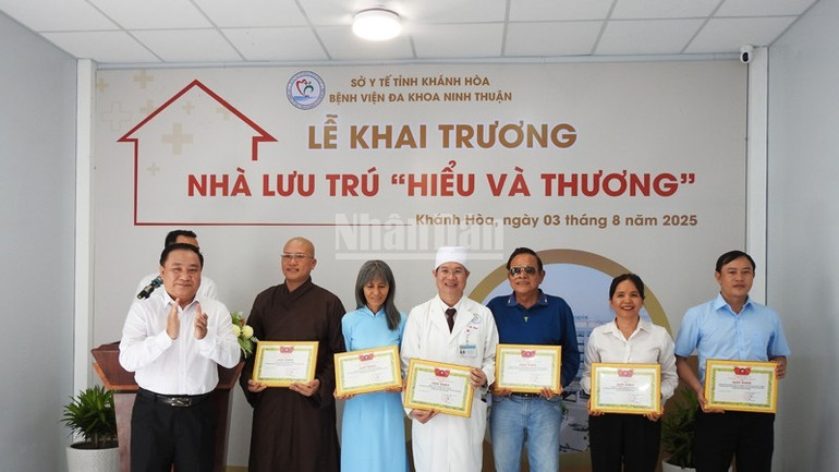 Lãnh đạo Sở Y tế tỉnh Khánh Hòa tặng giấy khen cho các nhà tài trợ kinh phí xây dựng Nhà lưu trú 'Hiểu và Thương" tại Bệnh viện đa khoa Ninh Thuận. ndo_c_3-4022.jpg