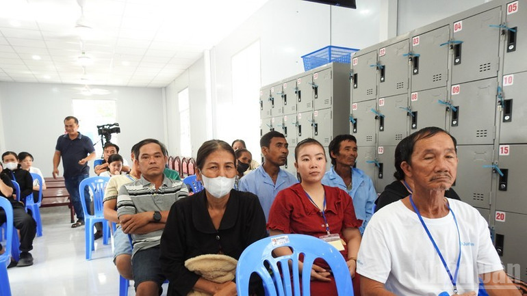Nhiều người có hoàn cảnh khó khăn đang chăm sóc nguồi thân điều trị bệnh dài ngày tại Bệnh viện đa khoa Ninh Thuận (Khánh Hòa) tham dự buổi lễ khai trương. ndo_br_4-2806.jpg
