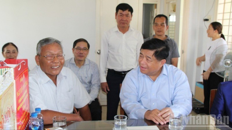 Phó Thủ tướng Chính phủ Nguyễn Chí Dũng thăm hỏi đời sống của gia đình ông Nguyễn Quang Vinh, thương binh, người hoạt động kháng chiến bị địch bắt tù đày. ndo_br_img-5577-9741.jpg