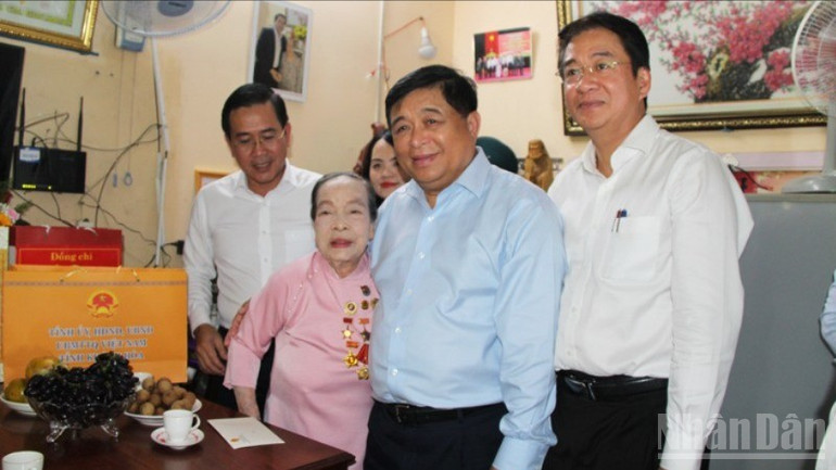 Phó Thủ tướng Chính phủ Nguyễn Chí Dũng và các đồng chí lãnh đạo tỉnh Khánh Hòa chụp ảnh lưu niệm với bà Hồ Thị Lượm. ndo_br_img-5613-6754.jpg