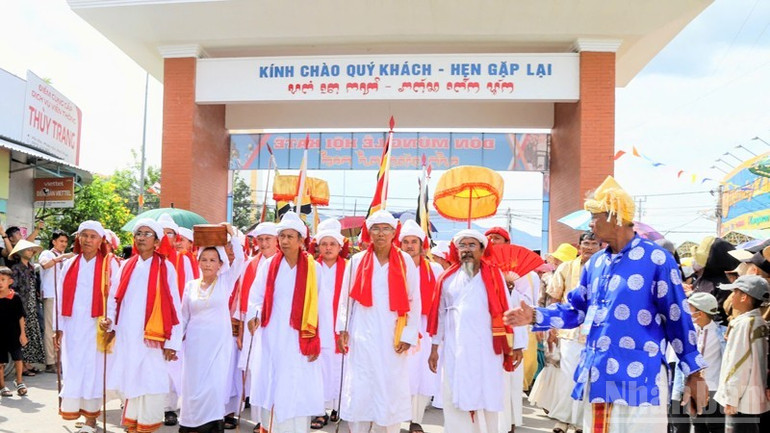 Lễ rước y trang nữ thần Pô Inư Nưgar từ xã Phước Hà về sân vận động làng Chăm thôn Hữu Đức, xã Phước Hữu. ndo_br_11-1368-2981.jpg