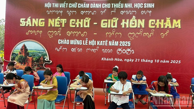 Thiếu nhi Chăm tham gia Hội thi viết chữ Chăm với Chủ đề: “Sáng nét chữ - Giữ hồn Chăm” ndo_br_3-6857-2928.jpg